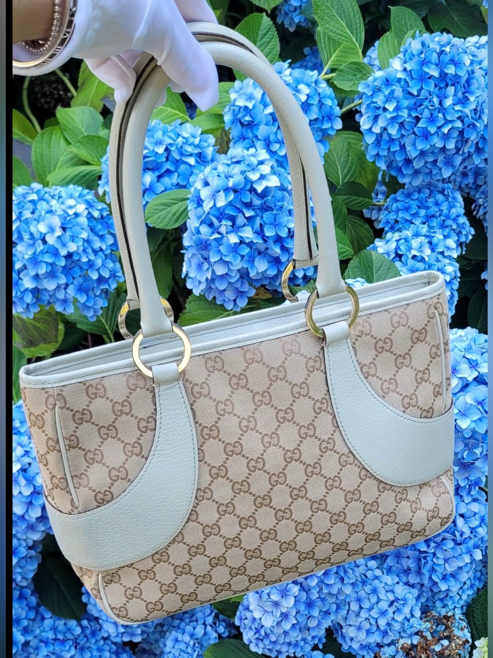 Authentic Gucci Beige GG Canvas Shoulder Bag with Cream Leather Trim - Picture 2 of 15